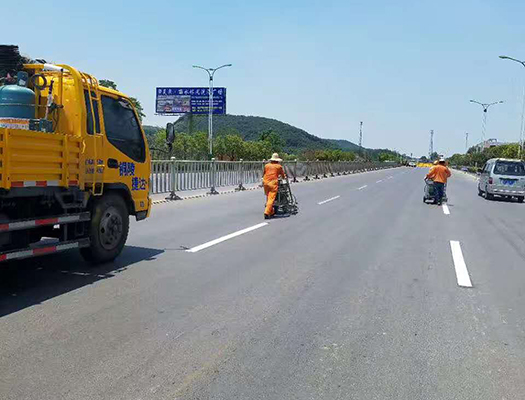 义安区东部城区道路标线施工.jpg